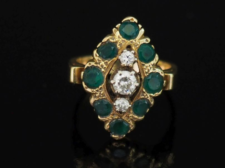 Bague de forme marquise en or jaune 750, sertie en son centre de deux 