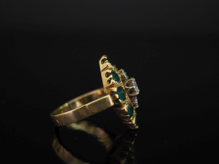 Bague de forme marquise en or jaune 750, sertie en son centre de deux 