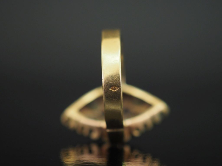 Bague de forme marquise en or jaune 750, sertie en son centre de deux 
