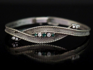 Vente aux enchères Bracelet souple de forme stylisée en or blanc 750, maille plate tressé