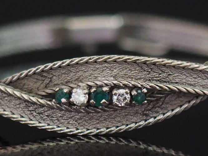 Bracelet souple de forme stylisée en or blanc 750, maille plate tressé