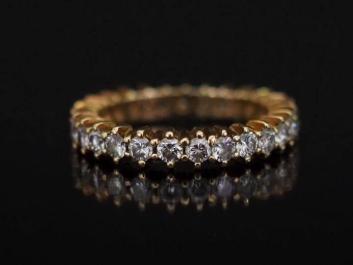 Alliance américaine en or jaune 750, sertie de diamants pesant environ