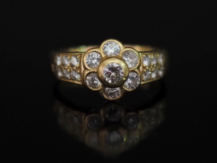 Bague jonc en or jaune, à décor en son centre d'un motif de fleur sert