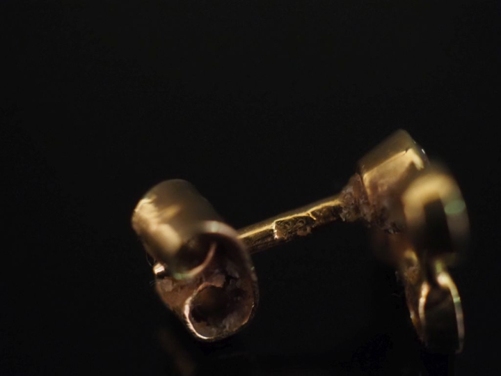 Paire de puces d'oreilles en or jaune 750, ornées de quatre petits dia