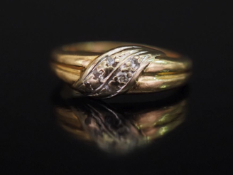 Vente aux enchères Bague ruban deux tons d'or 750, sertie de six petits éclats de diamant