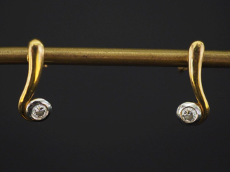 Vente aux enchères Paire de perces oreilles deux tons d'or 750 de forme mouvementée et se