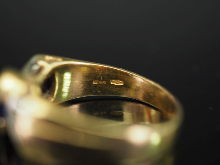Bague nœud en or jaune 750, sertie en son centre d'un saphir épaulé de