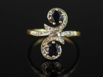 Vente aux enchères Bague dite "Toi   Moi" en or jaune 750, sertie de deux pierres bleues 