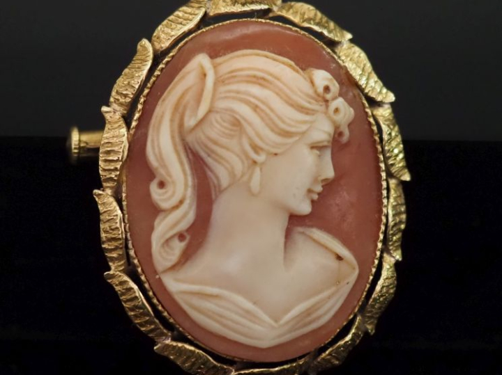 Broche de forme ovale en or jaune 750, sertie en son centre d'un camée