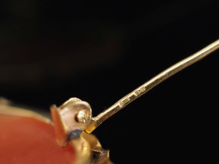 Broche de forme ovale en or jaune 750, sertie en son centre d'un camée