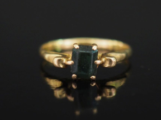 Vente aux enchères Bague en or jaune 750, sertie en son centre d'une pierre de couleur ép