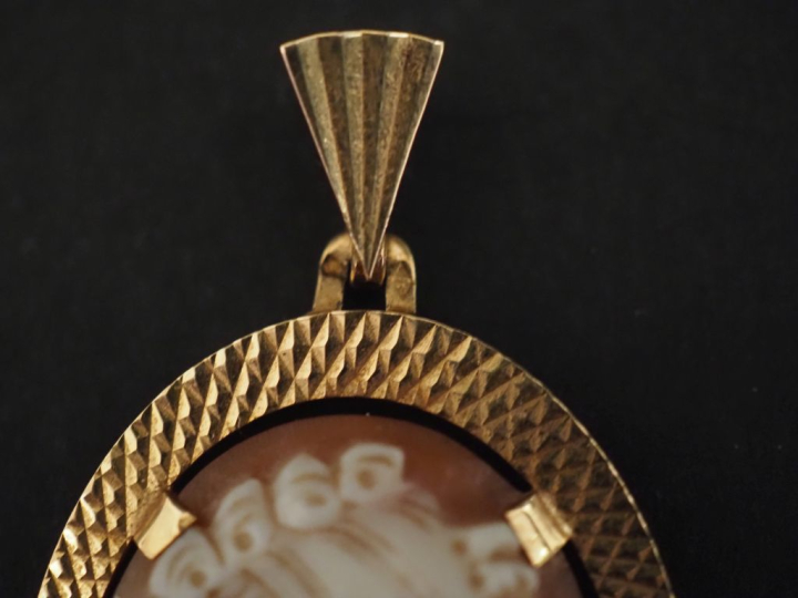 Pendentif de forme ovale en or jaune 750, serti en son centre d'un cam