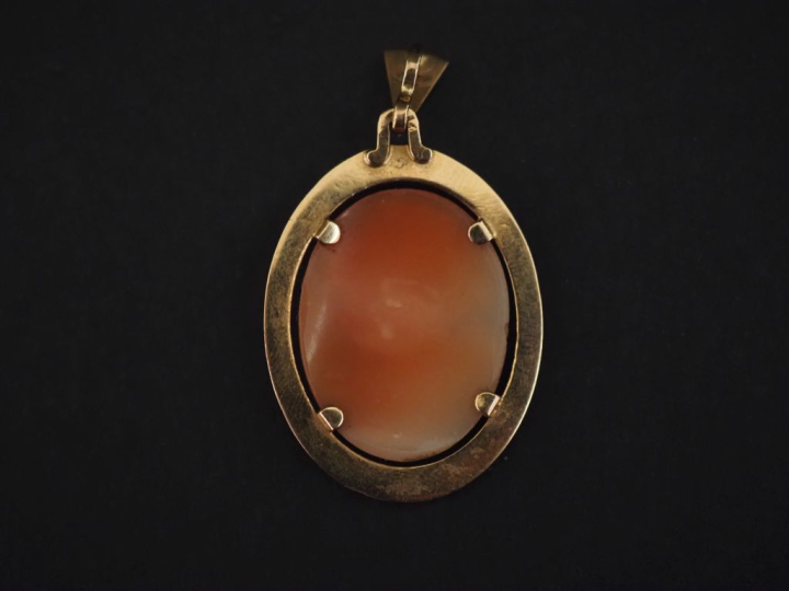 Pendentif de forme ovale en or jaune 750, serti en son centre d'un cam