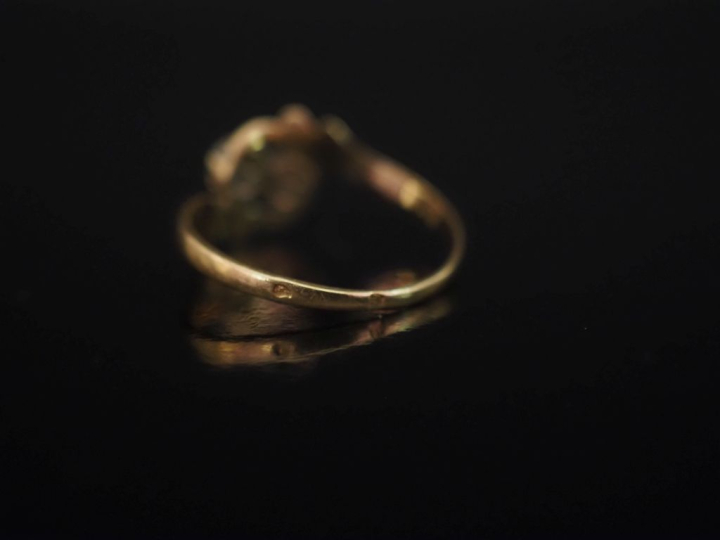 Petite bague de forme mouvementée en or jaune 750, à décor de rinceaux