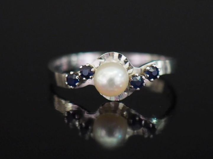 Petite bague en or blanc 750, serti en son centre d'une perle blanche 
