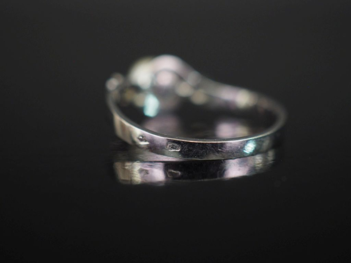 Petite bague en or blanc 750, serti en son centre d'une perle blanche 