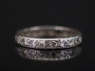 Vente aux enchères Alliance américaine en or blanc 750, sertie de petits diamants. TDD. 5