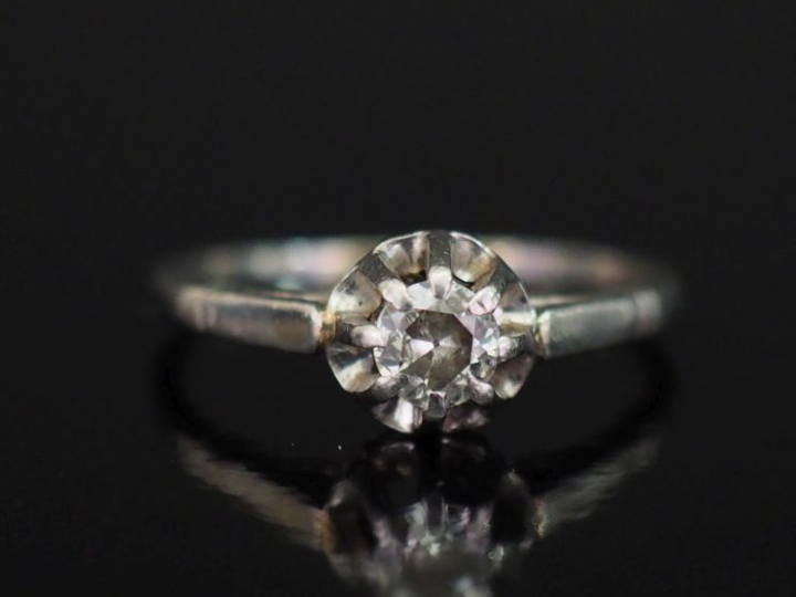 	Bague de forme solitaire en or blanc 750, sertie en son centre d’un d