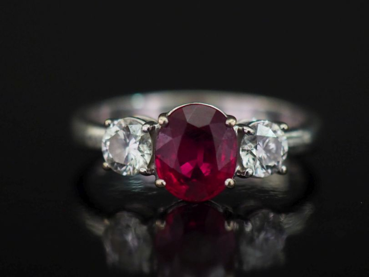 DONNA (?) Bague jonc en or blanc 750, sertie en son centre d'un rubis 