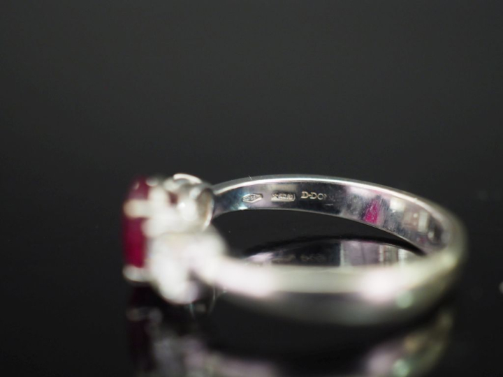DONNA (?) Bague jonc en or blanc 750, sertie en son centre d'un rubis 