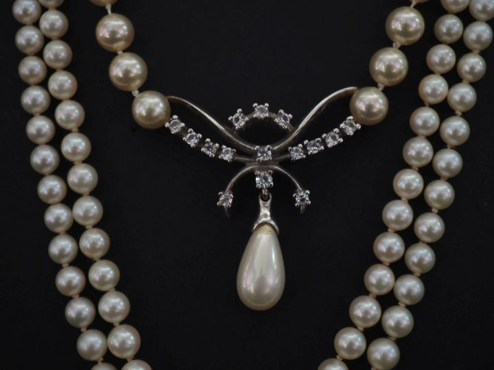 Ensemble comprenant :  - un collier de perles blanches double rangs di