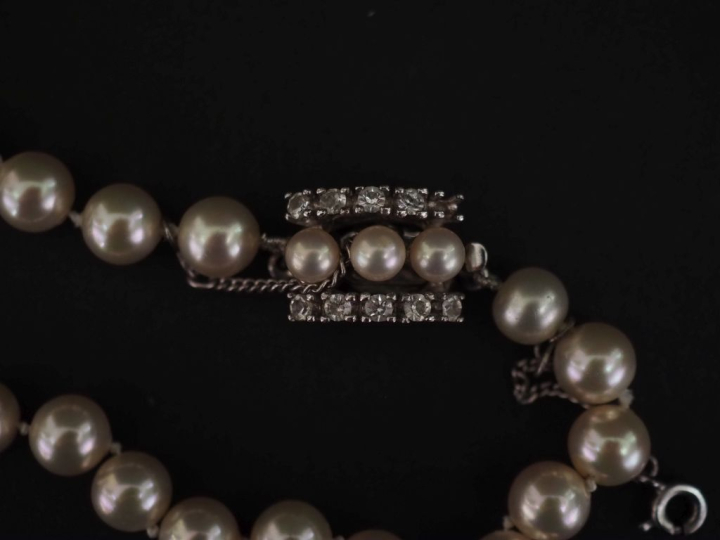 Ensemble comprenant :  - un collier de perles blanches double rangs di