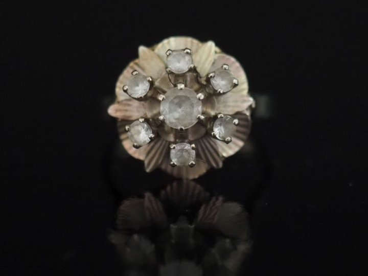 Bague en or blanc 750, sertie de pierres à l'imitation du diamant.  TD