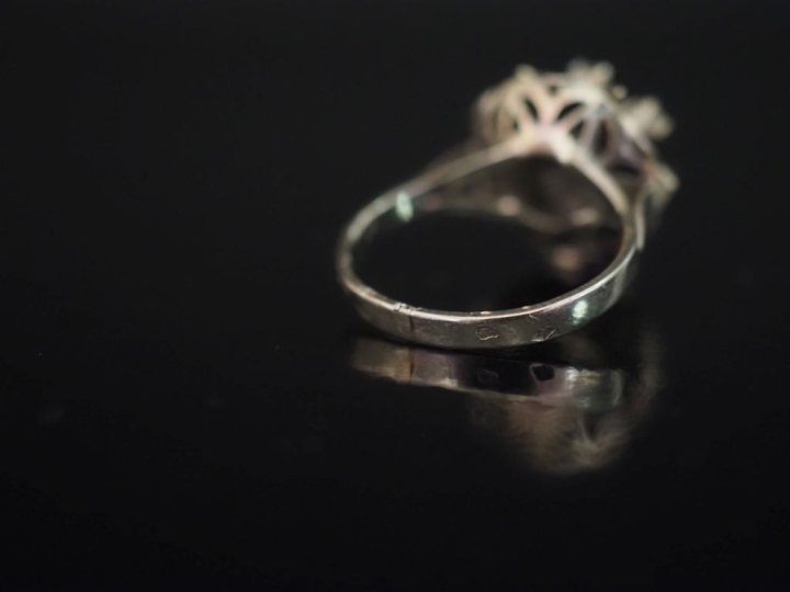 Bague en or blanc 750, sertie de pierres à l'imitation du diamant.  TD