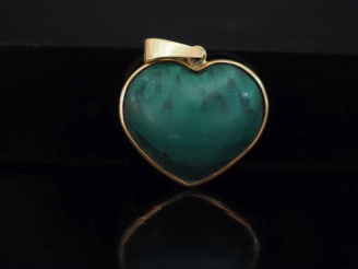 Vente aux enchères Pendentif en forme de cœur or jaune 750, serti de malachite. 2 x 2,5 c