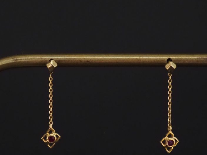 Paire de perces oreilles en or jaune 750, agrémentés d'une pendeloque 