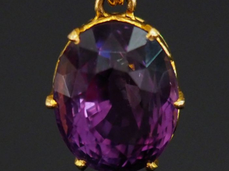 Vente aux enchères Pendentif en or jaune 750, sertie de verroterie mauve.  Jolie monture 