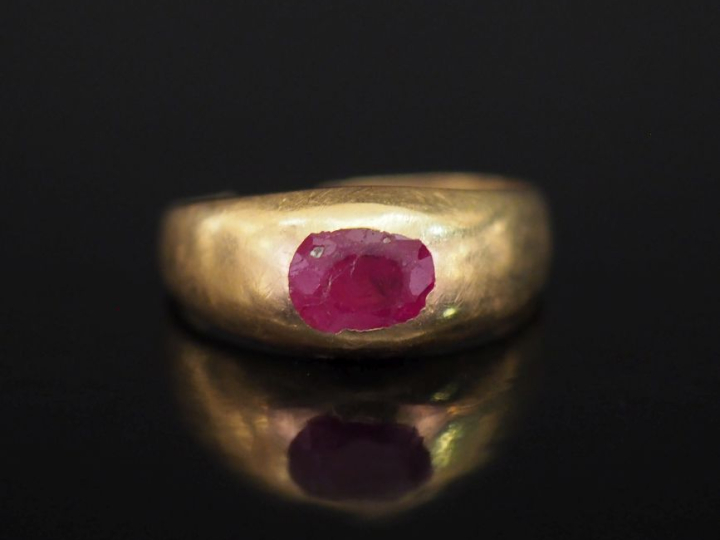 Bague jonc en or jaune 750, sertie en son centre d'une pierre rose.  P