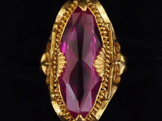 Vente aux enchères Bague de forme marquise en or jaune 750, sertie en son centre d'une pi