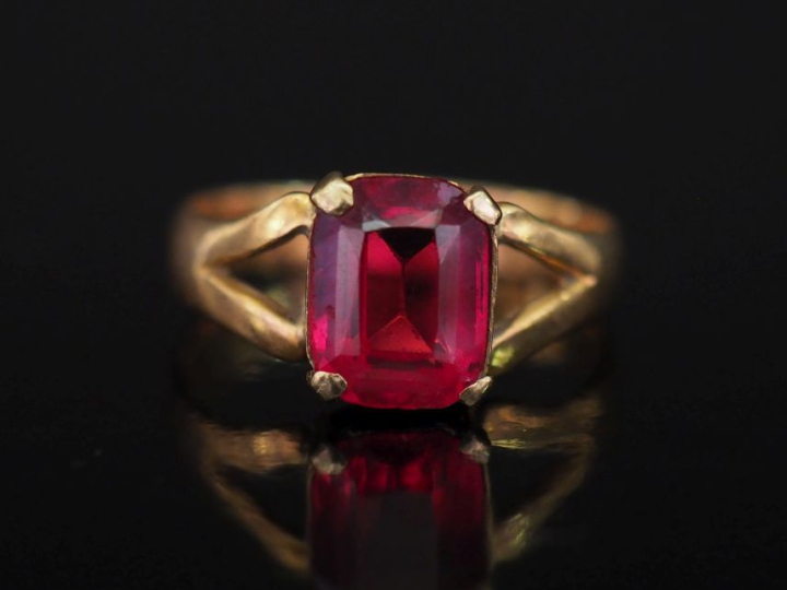 Bague en or jaune 750, sertie d'une pierre fantaisie.  TDD. 57 Poods t