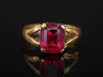 Vente aux enchères Bague en or jaune 750, sertie d'une pierre fantaisie.  TDD. 57 Poods t