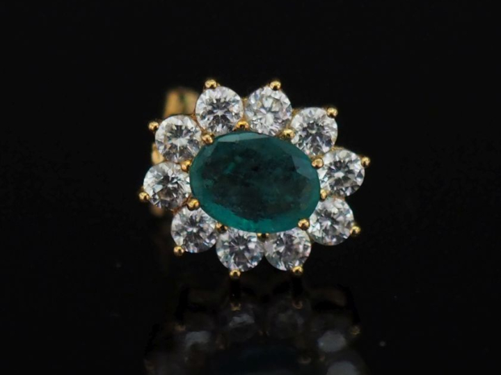 Perce oreille en forme de marguerite en or jaune 750, sertie en son ce