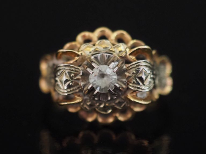 Bague de style 1940 en or jaune 750, à décor ajouré et sertie en son c