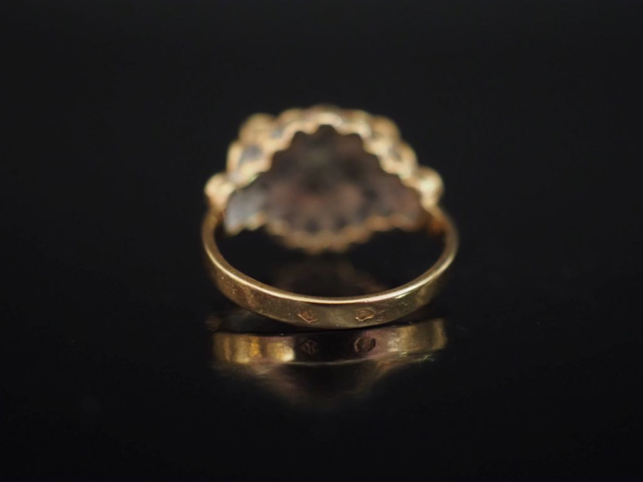 Bague de style 1940 en or jaune 750, à décor ajouré et sertie en son c