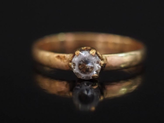 Vente aux enchères Bague en or jaune 750, sertie en son centre d’une pierre à l’imitation