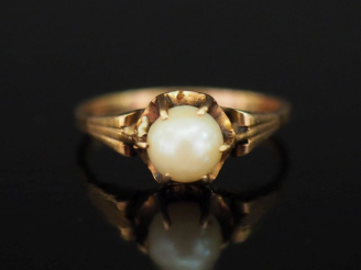 Vente aux enchères Bague en or jaune 375, sertie en son centre d'une perle blanche. TDD. 