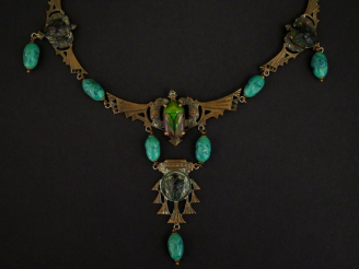 Vente aux enchères Collier néo égyptien en métal et pierres dures, à décor de scarabées. 