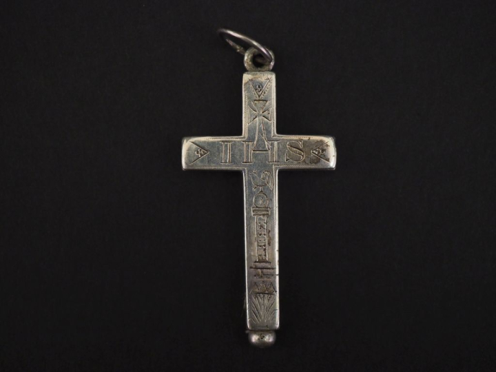 Croix de berceau en argent, à décor gravé.  6 x 3,2 cm Poids. 20,19 g 