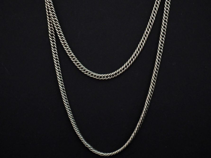 Grand sautoir en argent étranger.  Long. 151 cm Poids. 54,47 g   