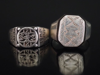Vente aux enchères Deux différentes bagues de forme chevalière en argent, à décor abstrai