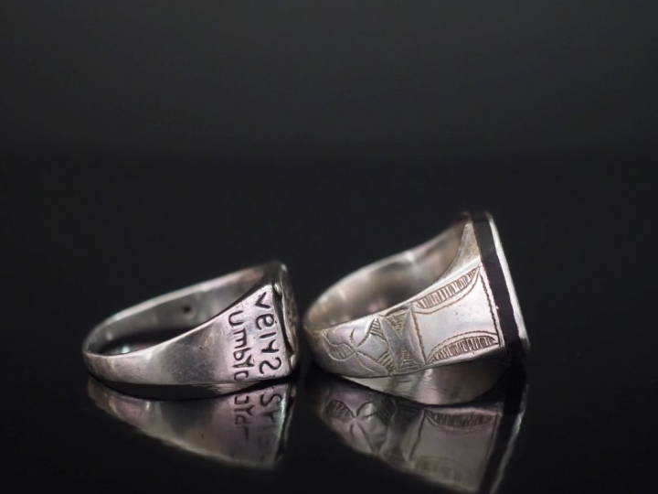 Deux différentes bagues de forme chevalière en argent, à décor abstrai