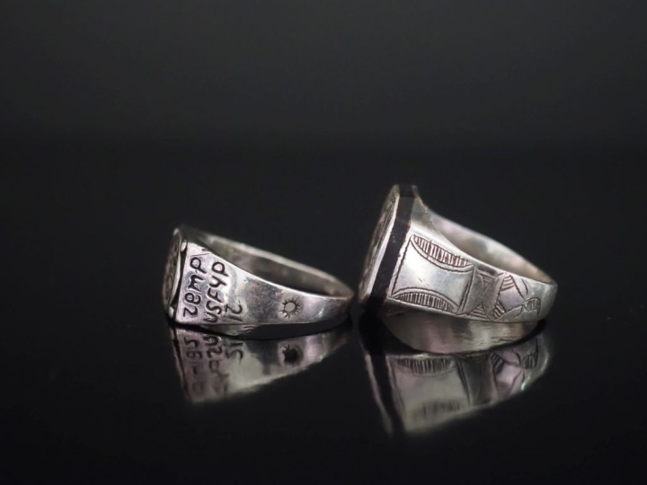Deux différentes bagues de forme chevalière en argent, à décor abstrai