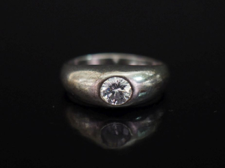 Vente aux enchères Bague jonc en argent 925, sertie en son centre d'une pierre à l'imitat