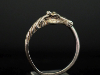 Vente aux enchères Bague en argent en forme de cheval. TDD. 54 Poids. 2,71 g   