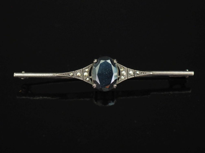Broche barrette en argent, sertie en son centre d'une pierre de jais. 