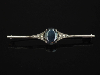 Vente aux enchères Broche barrette en argent, sertie en son centre d'une pierre de jais. 